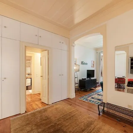 Apartment 2 Bedroom With Patio Next To Avenida Da Liberdade *