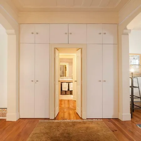 Apartment 2 Bedroom With Patio Next To Avenida Da Liberdade *